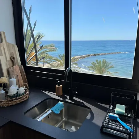 Апартаменти Beachfront